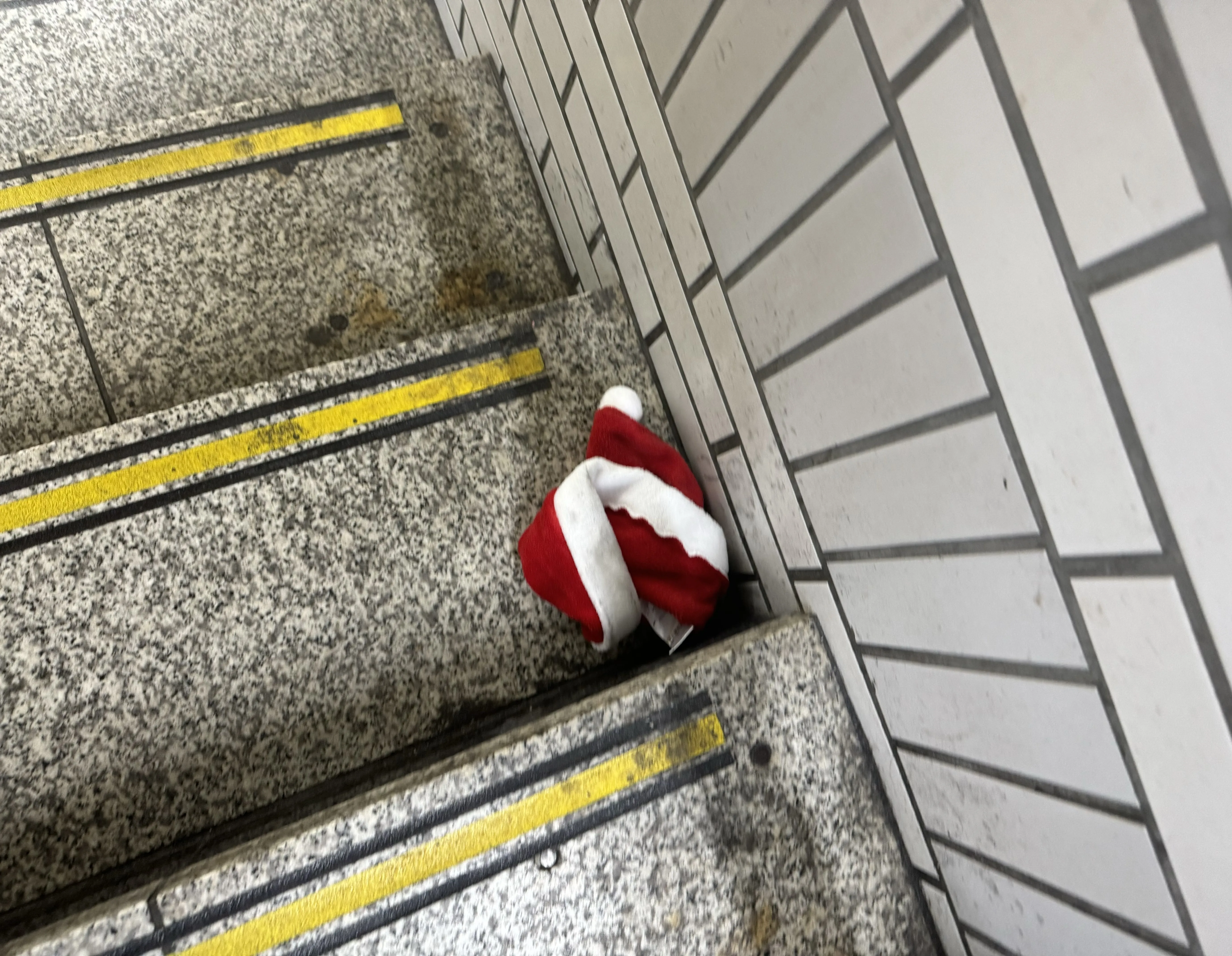 ◆25日、駅の階段にて◆